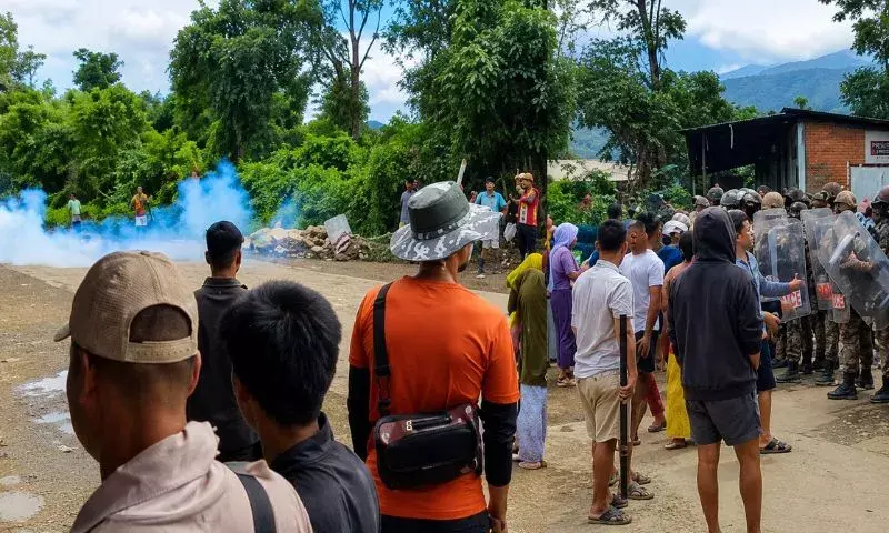Manipur में फिर भड़की हिंसा: सीमा पर खाली पड़े मेइती घरों में लगाई आग