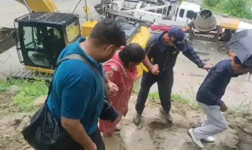 Uttarkashi: मलबा आने से फंसे श्रद्धालु, एसडीआरएफ ने सुरक्षित पहुंचाया Uttarkashi: मलबा आने से फंसे श्रद्धालु, एसडीआरएफ ने सुरक्षित पहुंचाया