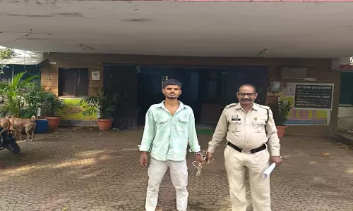 टिकरापारा पुलिस ने अवैध शराब बेचते युवक को रंगेहाथ पकड़ा टिकरापारा पुलिस ने अवैध शराब बेचते युवक को रंगेहाथ पकड़ा
