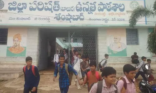 Telangana के छात्र समूहों ने स्कूल विलय की आशंका को लेकर शिक्षा बंद बुलाया Telangana के छात्र समूहों ने स्कूल विलय की आशंका को लेकर शिक्षा बंद बुलाया