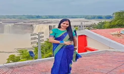 चित्रकोट में रील बनाने के लिए महिला सर्किट हाउस की छत पर चढ़ी, वीडियो वायरल चित्रकोट में रील बनाने के लिए महिला सर्किट हाउस की छत पर चढ़ी, वीडियो वायरल