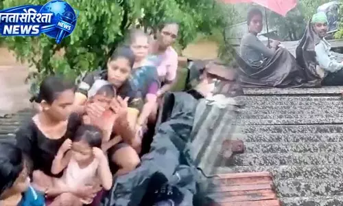 मौत के बाद भी नहीं मिली मदद, परिवार ने छत पर बिताए घंटे मौत के बाद भी नहीं मिली मदद, परिवार ने छत पर बिताए घंटे