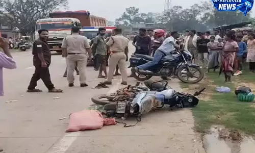 दर्दनाक सड़क हादसा, पत्नी की मौके पर मौत, पति ने दिखाई हिम्मत दर्दनाक सड़क हादसा, पत्नी की मौके पर मौत, पति ने दिखाई हिम्मत