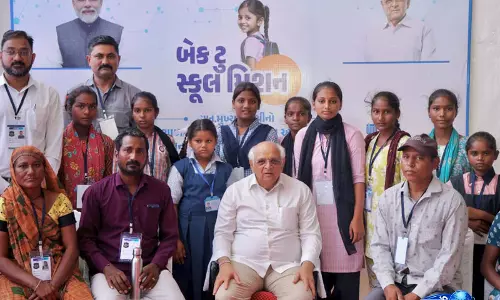 गुजरात CM ने बैक टू स्कूल मिशन के तहत छात्रों से किया संवाद