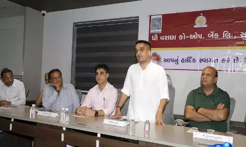सूरत बाढ़ पीड़ितों को राहत, वराछा बैंक देगा ₹5 लाख तक का लोन सूरत बाढ़ पीड़ितों को राहत, वराछा बैंक देगा ₹5 लाख तक का लोन