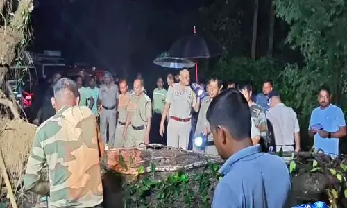 Tripura: बरमुरा के पास असम-अगरतला नेशनल हाईवे पर एक विशाल पेड़ गिरा, ट्रैफिक ठप Tripura: बरमुरा के पास असम-अगरतला नेशनल हाईवे पर एक विशाल पेड़ गिरा, ट्रैफिक ठप