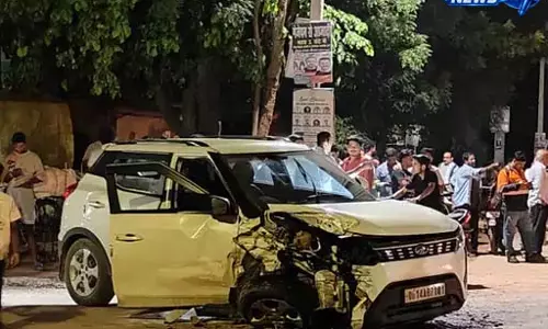 सड़क हादसा: दो कारों की आमने-सामने टक्कर, चार घायल सड़क हादसा: दो कारों की आमने-सामने टक्कर, चार घायल