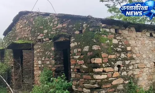 जर्जर भवन में चल रहा आंगनबाड़ी केंद्र, प्रशासन बेखबर