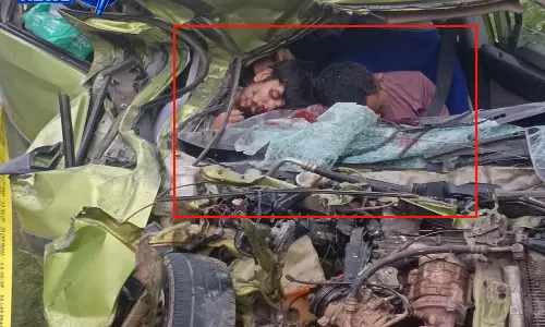 हाईवा और कार की आमने-सामने टक्कर, दो लोगों की मौके पर मौत