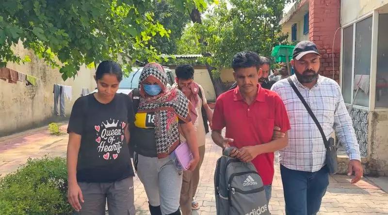 करनाल एसटीएफ ने अंतरराज्यीय ड्रग रैकेट का भंडाफोड़ करते हुए 4 लोगों को गिरफ्तार किया करनाल एसटीएफ ने अंतरराज्यीय ड्रग रैकेट का भंडाफोड़ करते हुए 4 लोगों को गिरफ्तार किया