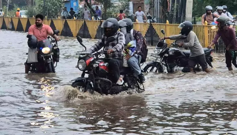 अवैध निर्माण, पीजी बूम से जलभराव और बिगड़ा अवैध निर्माण, पीजी बूम से जलभराव और बिगड़ा