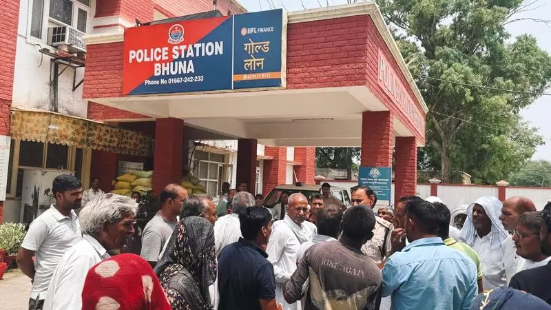 तालाब में प्लंबर का शव मिलने से फतेहाबाद गांव में तनाव तालाब में प्लंबर का शव मिलने से फतेहाबाद गांव में तनाव