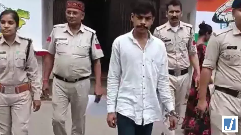 हत्या का राज खुला: बेवफा पत्नी और उसका प्रेमी गिरफ्तार, जमीन खोदकर निकाला शव हत्या का राज खुला: बेवफा पत्नी और उसका प्रेमी गिरफ्तार, जमीन खोदकर निकाला शव