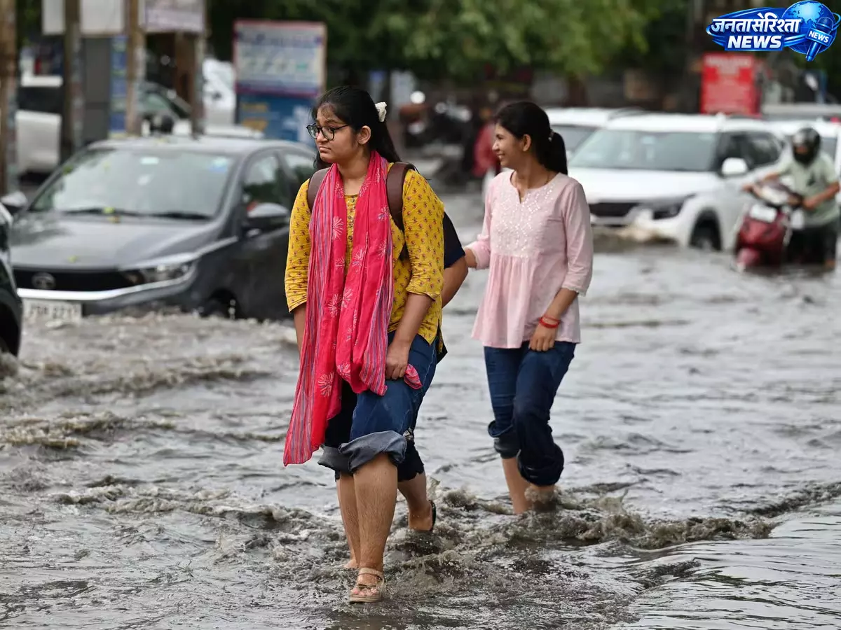 Bihar : मानसून पूरी तरह सक्रिय, 32 जिलों के 383 प्रखंडों में बारिश और तेज हवा का अलर्ट Bihar : मानसून पूरी तरह सक्रिय, 32 जिलों के 383 प्रखंडों में बारिश और तेज हवा का अलर्ट