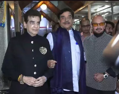 हेमा मालिनी के 60 साल के फिल्मी सफर के जश्न में साथ नजर आए जितेंद्र, शत्रुघ्न सिन्हा और राकेश रोशन हेमा मालिनी के 60 साल के फिल्मी सफर के जश्न में साथ नजर आए जितेंद्र, शत्रुघ्न सिन्हा और राकेश रोशन