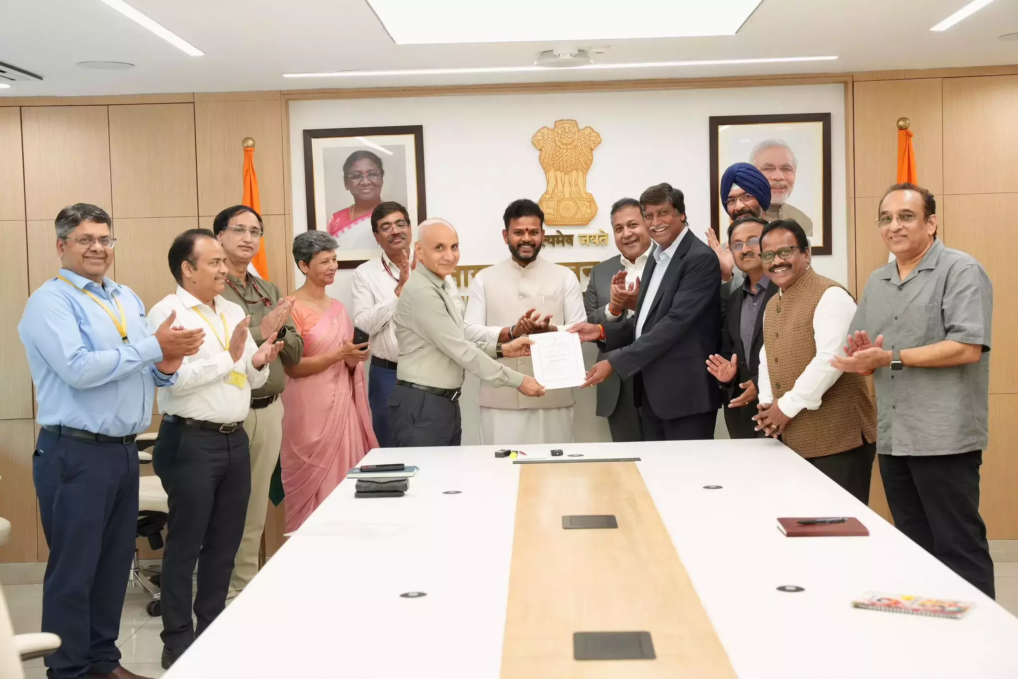 Andhra: केंद्र ने भोगापुरम हवाई अड्डे के लिए हवाई अड्डा लाइसेंस को मंजूरी दे दी Andhra: केंद्र ने भोगापुरम हवाई अड्डे के लिए हवाई अड्डा लाइसेंस को मंजूरी दे दी