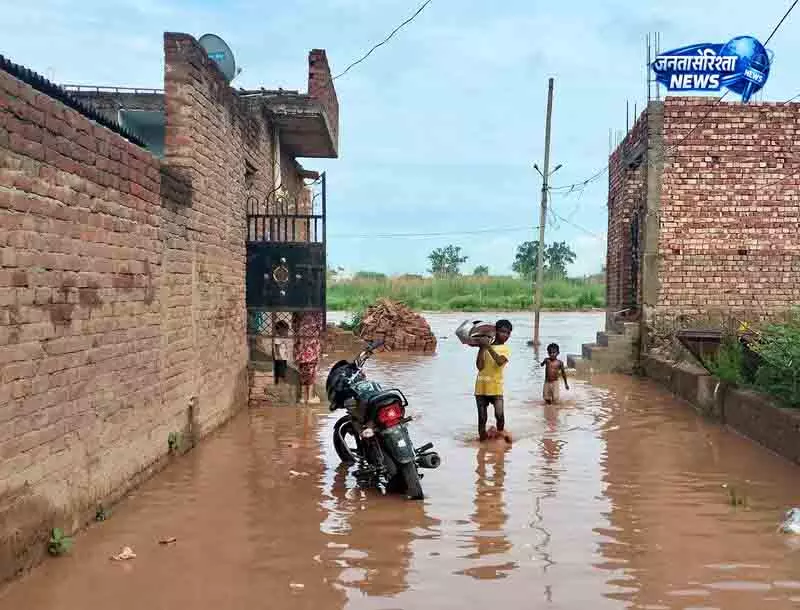 Ambala छावनी में टांगरी नदी की बाढ़ से दहशत Ambala छावनी में टांगरी नदी की बाढ़ से दहशत