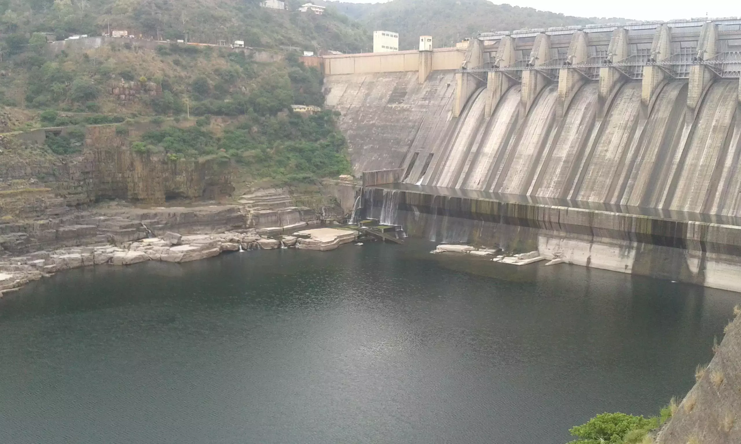 Andhra: ऊपर की ओर बारिश के बावजूद कृष्णा नदी बेसिन में पानी की कमी जारी है Andhra: ऊपर की ओर बारिश के बावजूद कृष्णा नदी बेसिन में पानी की कमी जारी है