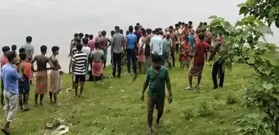 Hooghly: नदी में मिला महिला का शव, पहचान और मौत की वजह तलाश रही पुलिस Hooghly: नदी में मिला महिला का शव, पहचान और मौत की वजह तलाश रही पुलिस