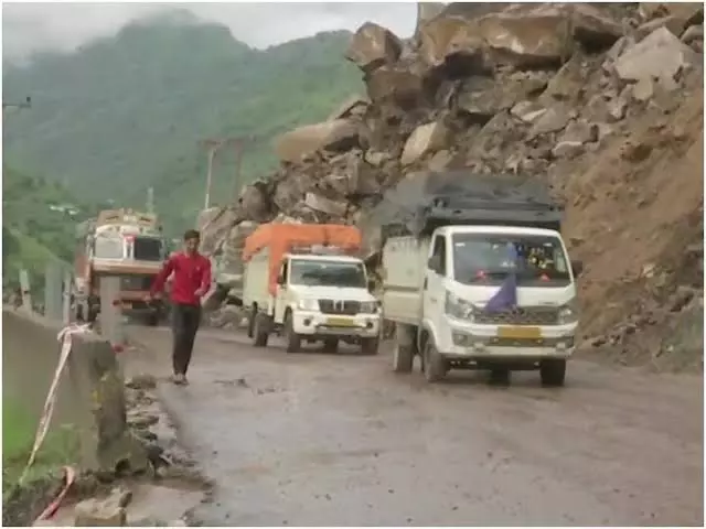 Mandi: भूस्खलन से मंडी-मनाली फोरलेन ठप, मंडी-पठानकोट मार्ग भी बंद Mandi: भूस्खलन से मंडी-मनाली फोरलेन ठप, मंडी-पठानकोट मार्ग भी बंद
