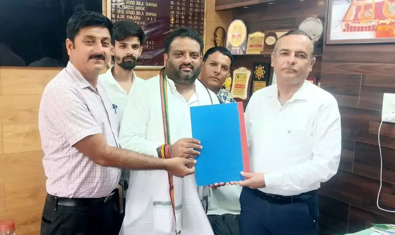 Jammu: आईपीएस नाजनीन भसीन को मिली एंटी टेररिस्ट स्क्वॉड की जिम्मेदारी Jammu: आईपीएस नाजनीन भसीन को मिली एंटी टेररिस्ट स्क्वॉड की जिम्मेदारी