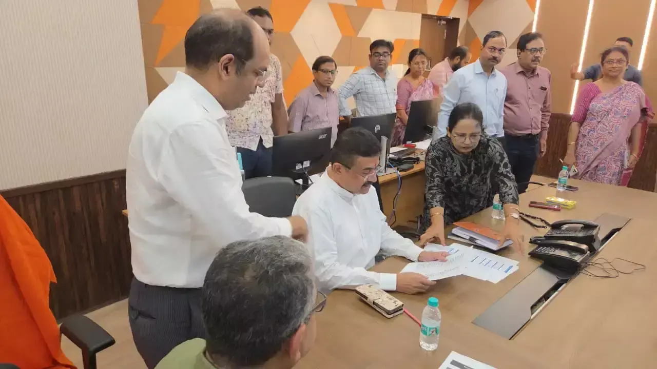 Kolkata: रेजीनगर उपचुनाव में शुभेंदु का चुनावी दांव, मतदाताओं से किया बड़ा वादा Kolkata: रेजीनगर उपचुनाव में शुभेंदु का चुनावी दांव, मतदाताओं से किया बड़ा वादा