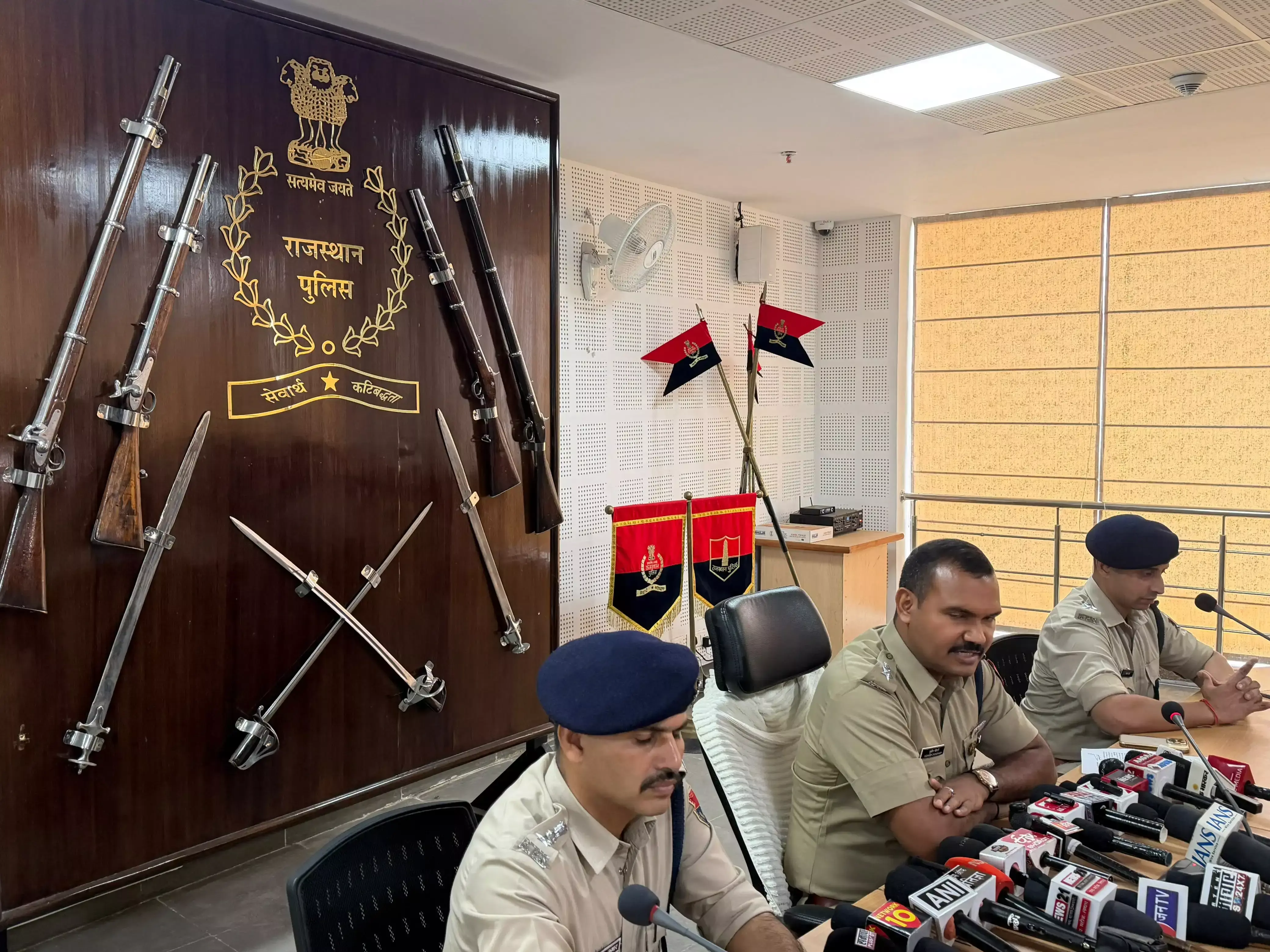 Alwar: दिनेशचंद अग्रवाल हत्याकांड में पुलिस की कार्रवाई तेज, दो आरोपी पकड़े गए Alwar: दिनेशचंद अग्रवाल हत्याकांड में पुलिस की कार्रवाई तेज, दो आरोपी पकड़े गए