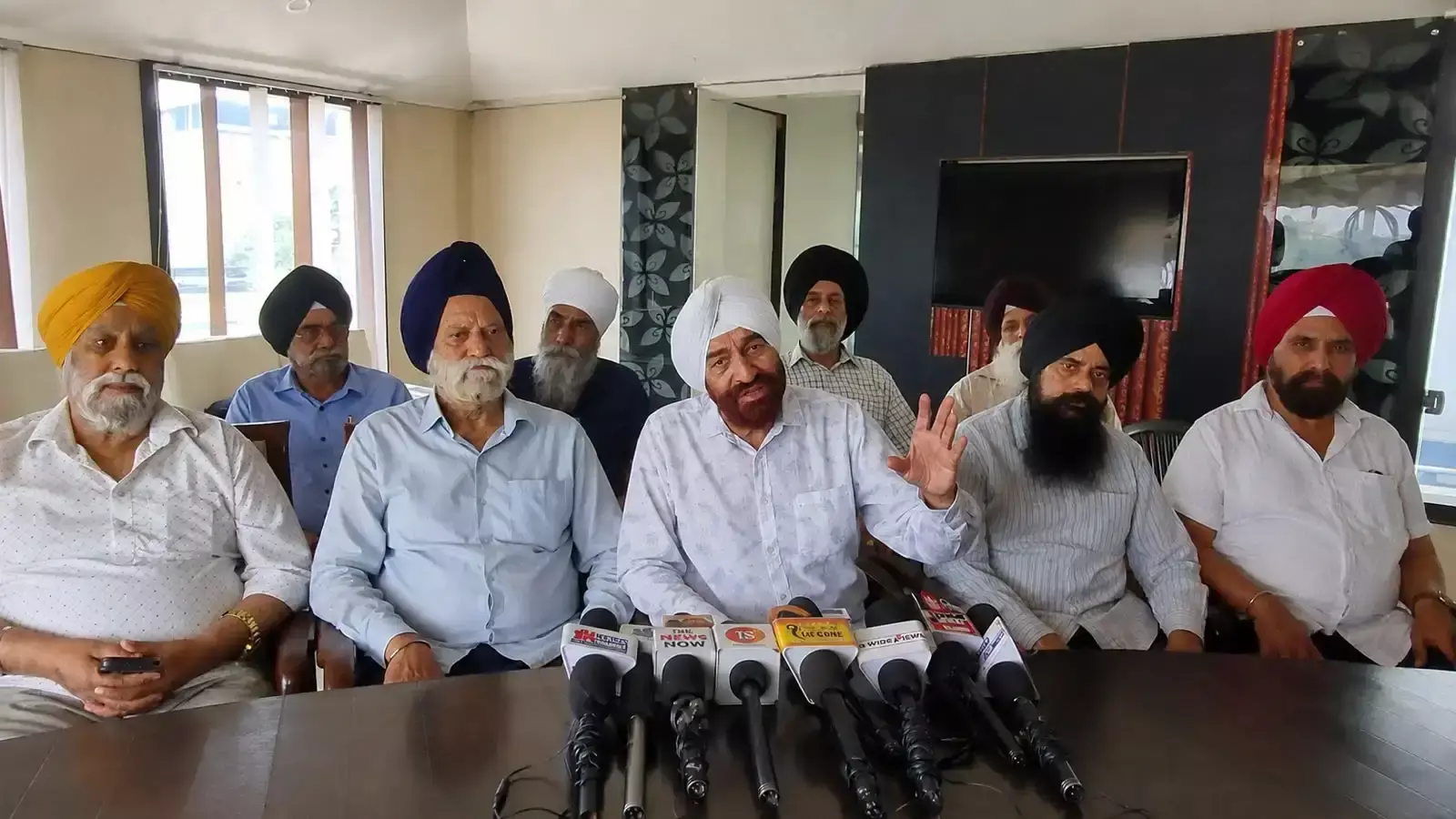Jammu: फिल्म सतलुज को लेकर विवाद, ओटीटी फैसले पर जताई नाराजगी Jammu: फिल्म सतलुज को लेकर विवाद, ओटीटी फैसले पर जताई नाराजगी