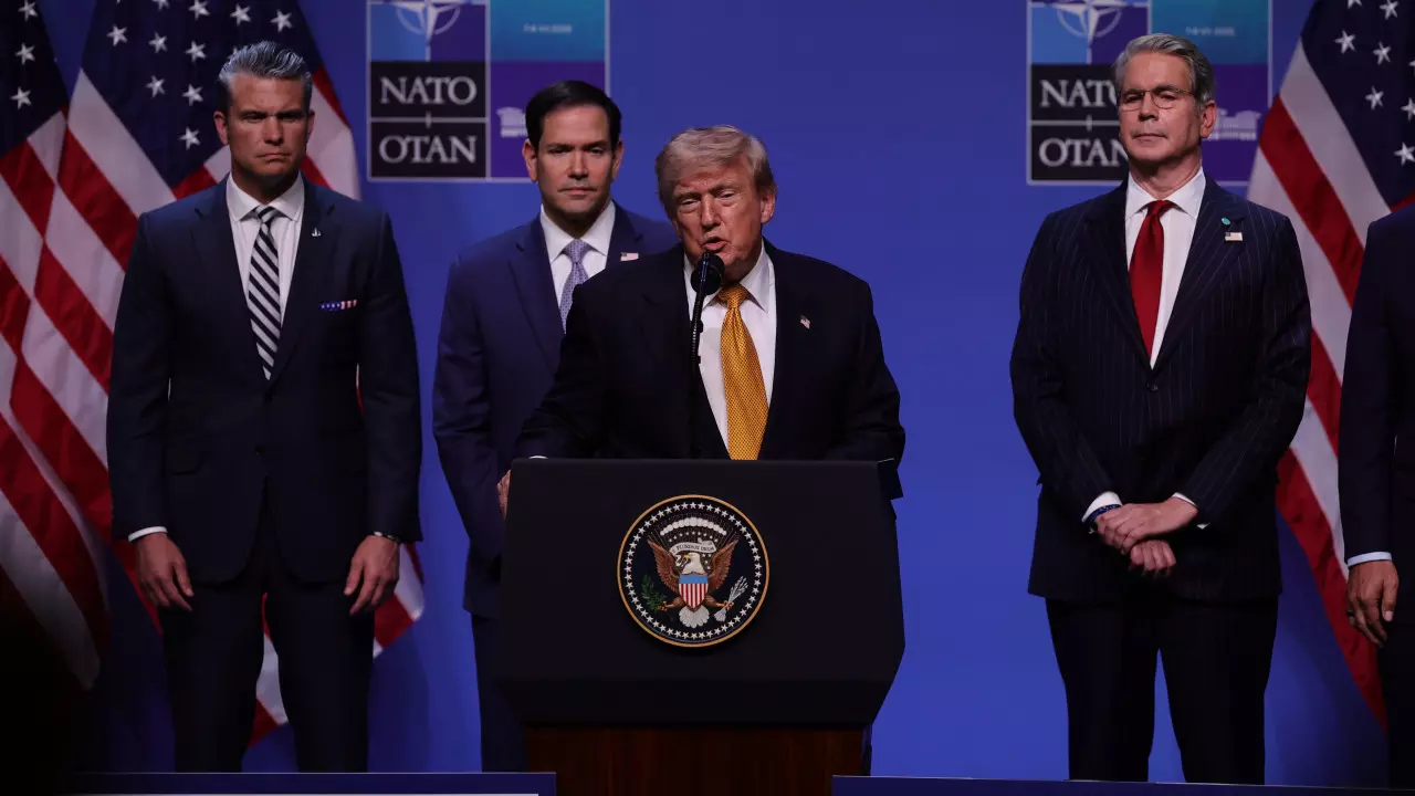 Trump: ईरान के साथ सीजफायर खत्म, बातचीत जारी रहेगी Trump: ईरान के साथ सीजफायर खत्म, बातचीत जारी रहेगी