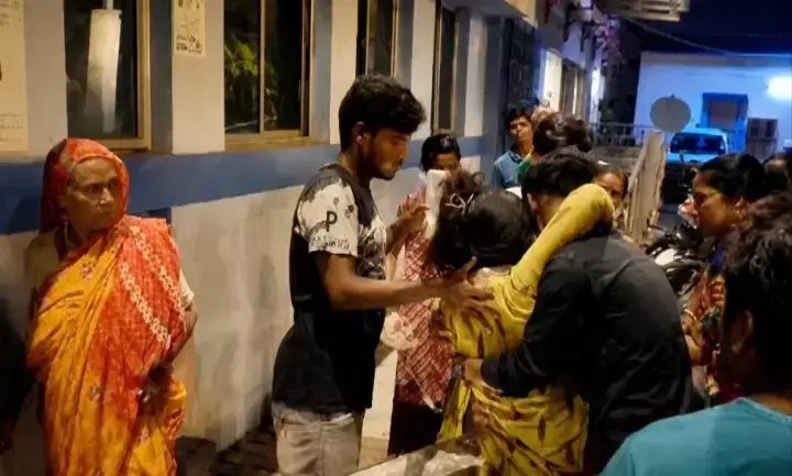 Medinipur: पत्नी पर जानलेवा हमले के मामले में पुलिस की कार्रवाई, आरोपी पकड़ा गया Medinipur: पत्नी पर जानलेवा हमले के मामले में पुलिस की कार्रवाई, आरोपी पकड़ा गया