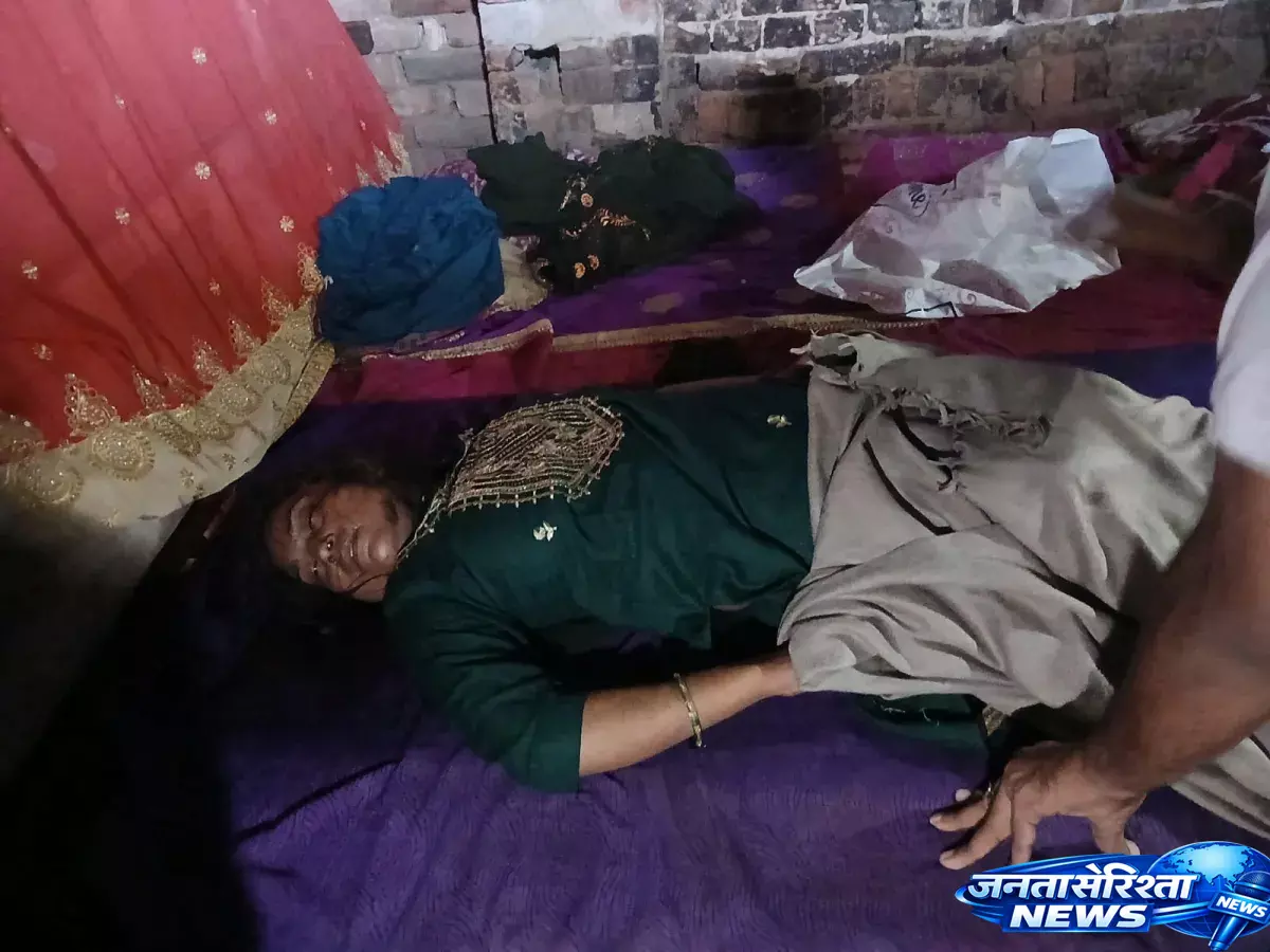 Deoband में सनसनीखेज मामला, घर के अंदर मिला महिला का शव Deoband में सनसनीखेज मामला, घर के अंदर मिला महिला का शव
