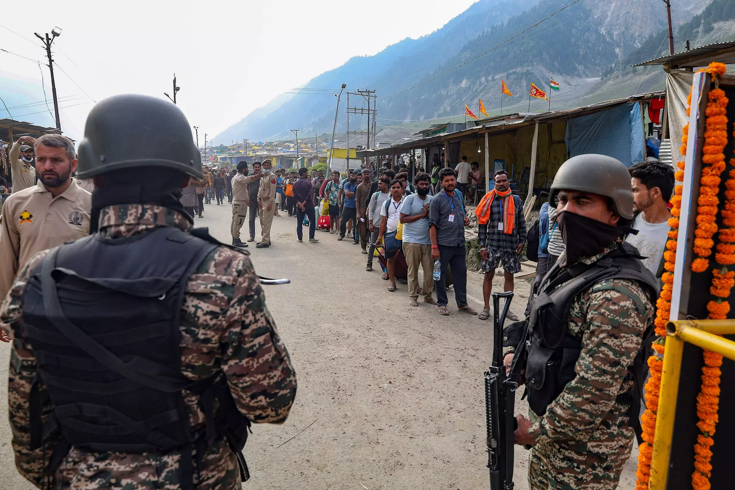 Jammu: जय बाबा बर्फानी के जयकारों के बीच कड़ी सुरक्षा के बीच अमरनाथ यात्रियों का जत्था रवाना Jammu: जय बाबा बर्फानी के जयकारों के बीच कड़ी सुरक्षा के बीच अमरनाथ यात्रियों का जत्था रवाना
