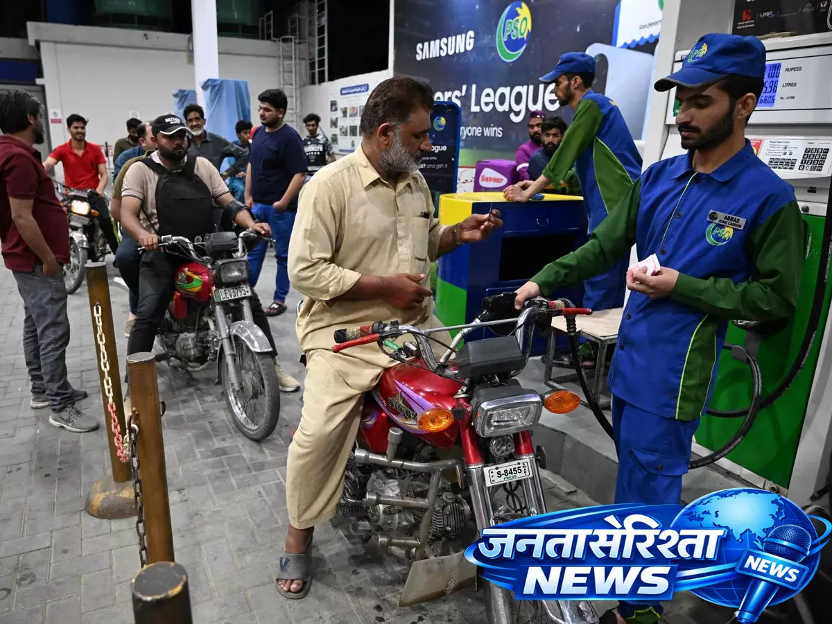 Pakistan सरकार का बड़ा फैसला, पेट्रोल-डीजल के दाम बढ़े Pakistan सरकार का बड़ा फैसला, पेट्रोल-डीजल के दाम बढ़े
