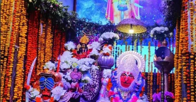 अनोखी परंपरा: भारत के इन मंदिरों में प्रसाद में मिलती है मिठाई नहीं, बल्कि दौलत! अनोखी परंपरा: भारत के इन मंदिरों में प्रसाद में मिलती है मिठाई नहीं, बल्कि दौलत!