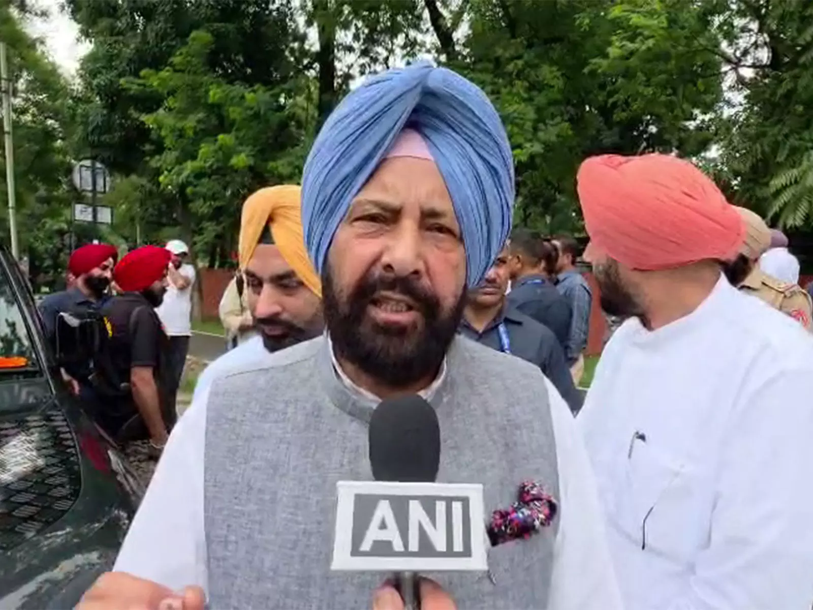 पंजाब BJP प्रमुख ने AAP सरकार पर निकाय चुनावों को हथियाने का आरोप लगाया और राज्यपाल को ज्ञापन सौंपा पंजाब BJP प्रमुख ने AAP सरकार पर निकाय चुनावों को हथियाने का आरोप लगाया और राज्यपाल को ज्ञापन सौंपा