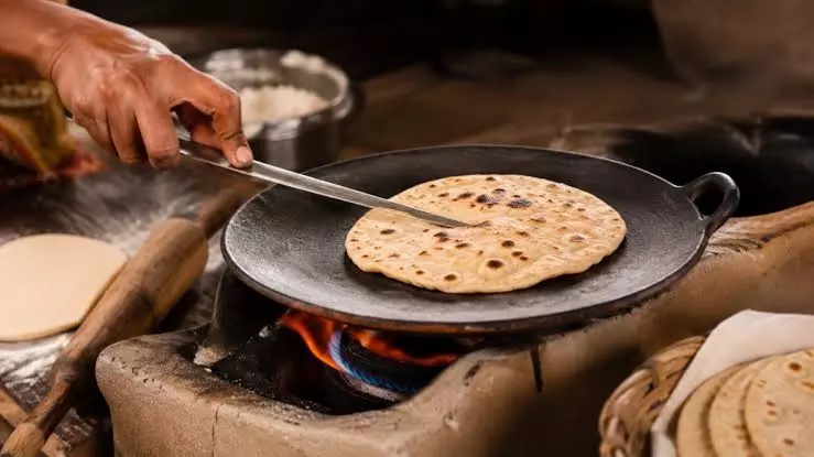 क्या रोटी बनाने की गलतियों से आती है दरिद्रता? जानें धार्मिक और पारंपरिक मान्यताएं क्या रोटी बनाने की गलतियों से आती है दरिद्रता? जानें धार्मिक और पारंपरिक मान्यताएं