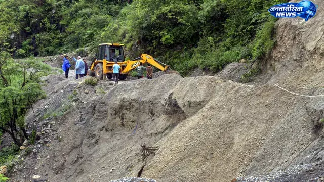 चमोली में बारिश का कहर, बदरीनाथ हाईवे बंद; डॉक्टर की मौत चमोली में बारिश का कहर, बदरीनाथ हाईवे बंद; डॉक्टर की मौत