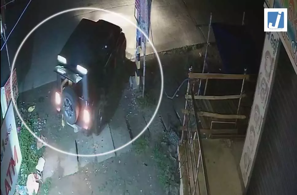 बाप रे बाप! चोरों ने उखाड़ दिया पूरा ATM, कैमरे में कैद हुआ चौंकाने वाला मंजर बाप रे बाप! चोरों ने उखाड़ दिया पूरा ATM, कैमरे में कैद हुआ चौंकाने वाला मंजर