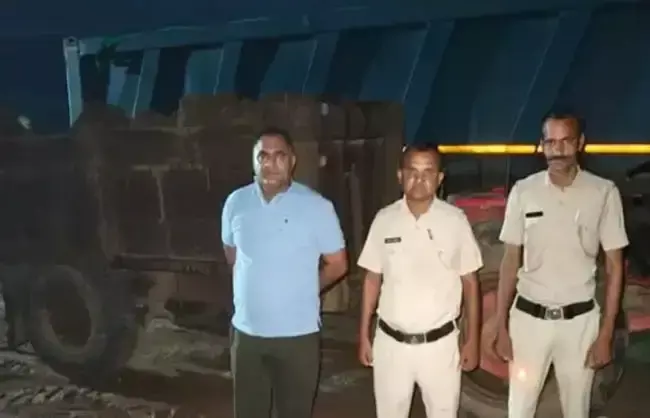Narnail: लौह अयस्क से भरा ट्रैक्टर पकड़ा, खनन माफिया में मची खलबली Narnail: लौह अयस्क से भरा ट्रैक्टर पकड़ा, खनन माफिया में मची खलबली