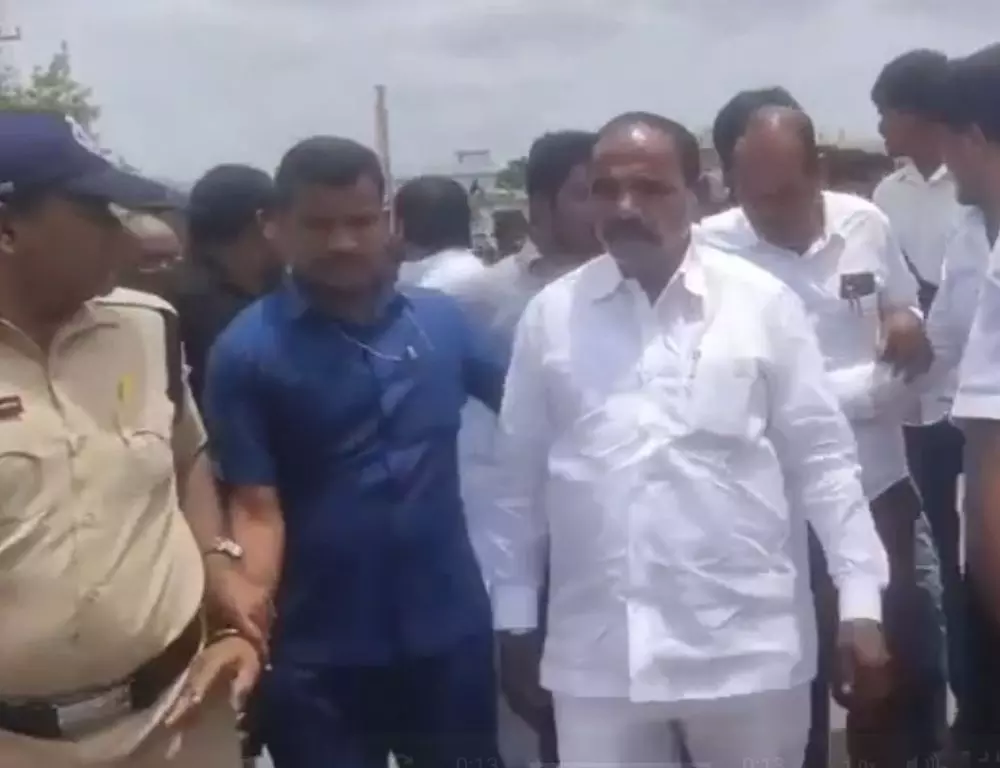 विधायक काले यादैया के खिलाफ फूटा जनता का गुस्सा, प्रदर्शन तेज विधायक काले यादैया के खिलाफ फूटा जनता का गुस्सा, प्रदर्शन तेज