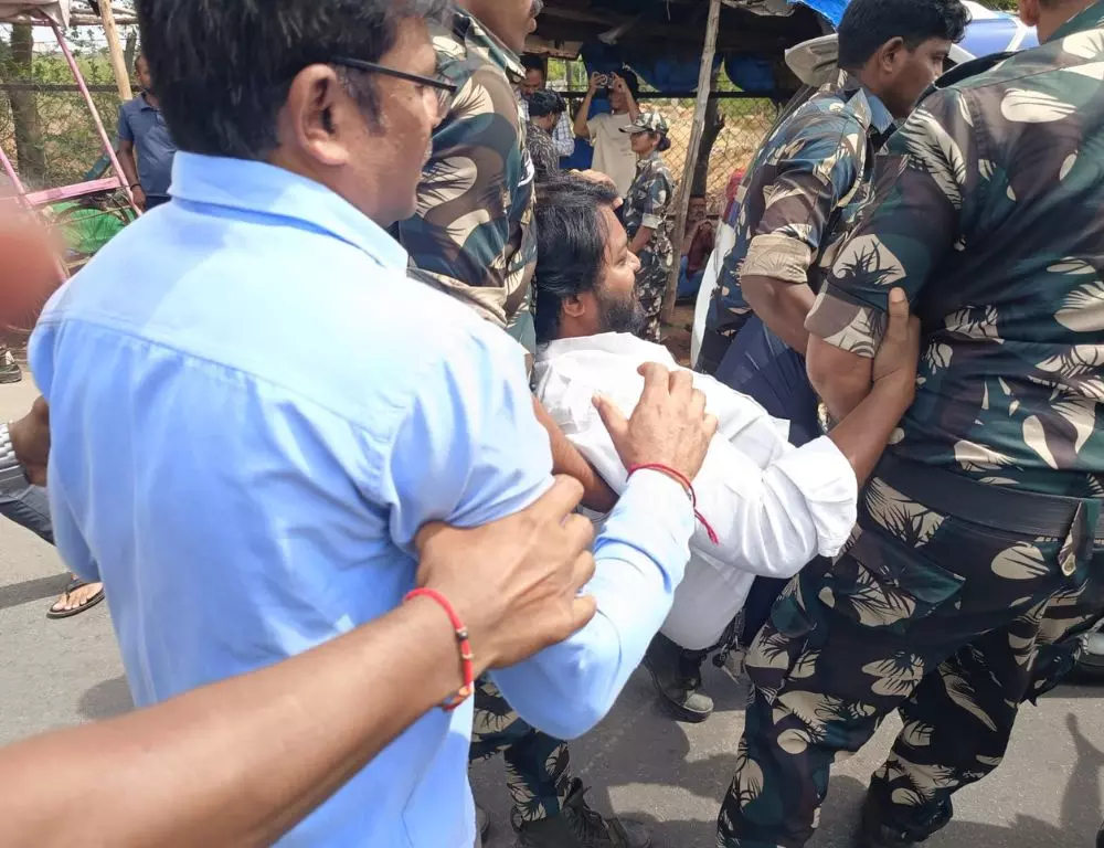 जवाहर नगर एंटी-डंपिंग यार्ड में विरोध प्रदर्शन के दौरान एहतियातन गिरफ्तारियां हुईं जवाहर नगर एंटी-डंपिंग यार्ड में विरोध प्रदर्शन के दौरान एहतियातन गिरफ्तारियां हुईं
