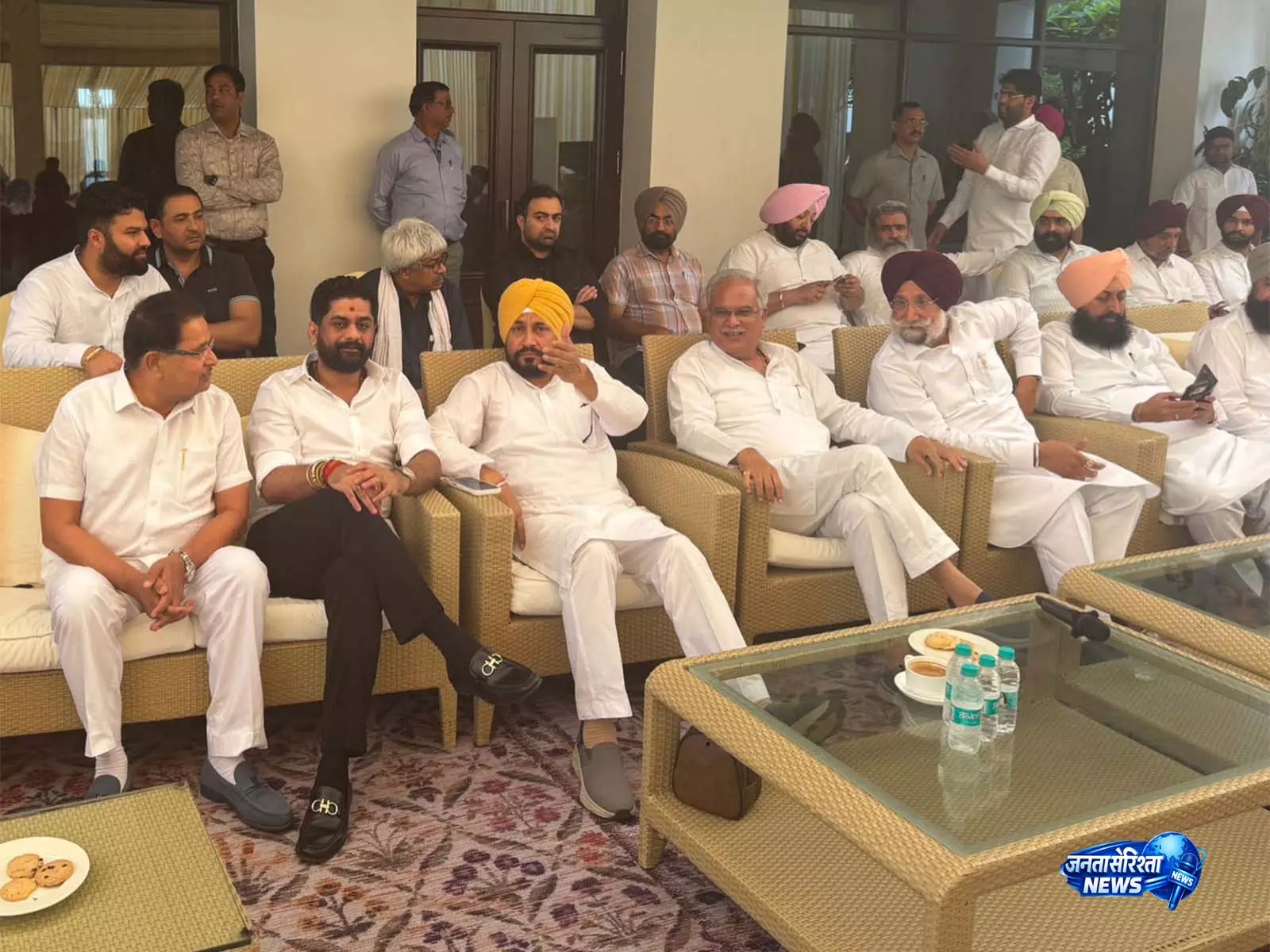 Punjab कांग्रेस घमासान: राजा वड़िंग को खुद आना चाहिए था-बैठक शुरू होते ही बरसे सांसद सुखजिंदर रंधावा Punjab कांग्रेस घमासान: राजा वड़िंग को खुद आना चाहिए था-बैठक शुरू होते ही बरसे सांसद सुखजिंदर रंधावा