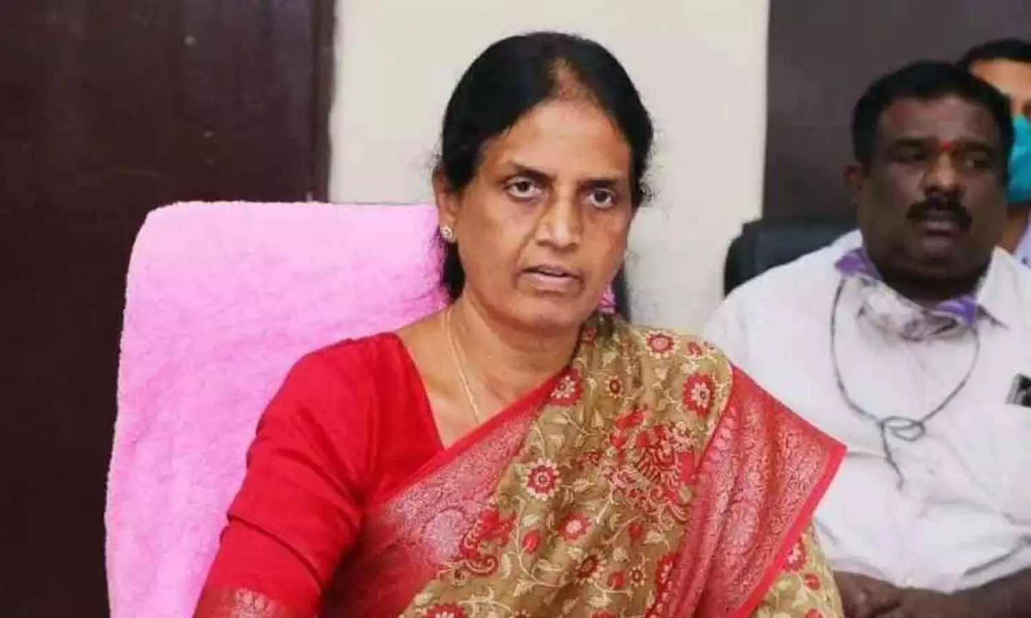 पुलिस ने चेवेल्ला में सबिता इंद्रा रेड्डी को हिरासत में लिया पुलिस ने चेवेल्ला में सबिता इंद्रा रेड्डी को हिरासत में लिया