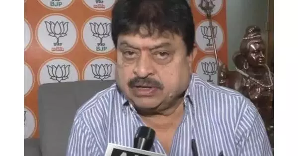 PRC मामले में कूदी बीजेपी, रामचंदर राव ने उठाए सुरक्षा और वेरिफिकेशन पर सवाल PRC मामले में कूदी बीजेपी, रामचंदर राव ने उठाए सुरक्षा और वेरिफिकेशन पर सवाल