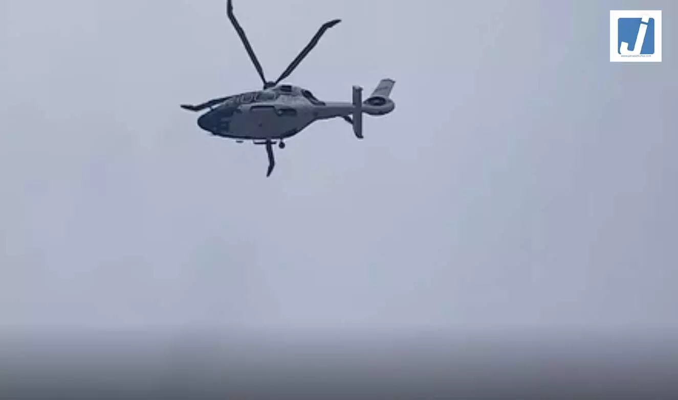 जब CM के हेलीकॉप्टर ने बढ़ाई धड़कनें, हवा में मंडराता रहा, VIDEO जब CM के हेलीकॉप्टर ने बढ़ाई धड़कनें, हवा में मंडराता रहा, VIDEO