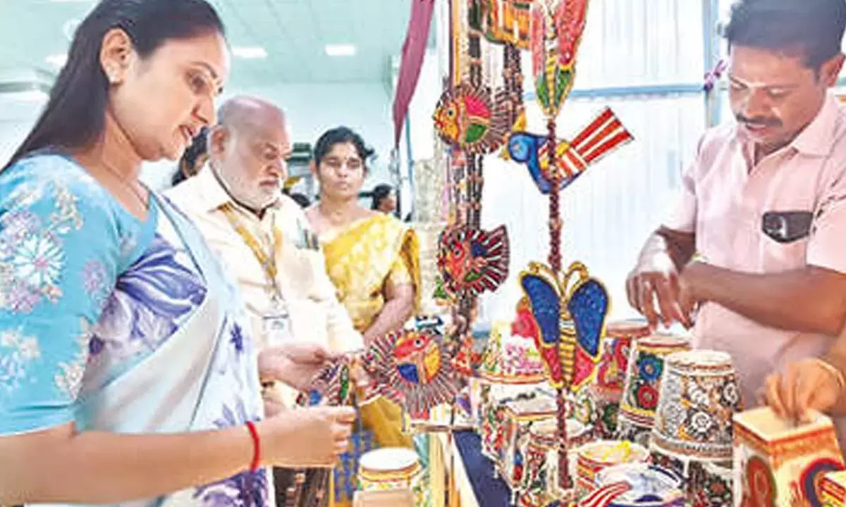 Andhra: लेपाक्षी हस्तशिल्प एक्सपो अनंतपुर में शुरू हुआ Andhra: लेपाक्षी हस्तशिल्प एक्सपो अनंतपुर में शुरू हुआ