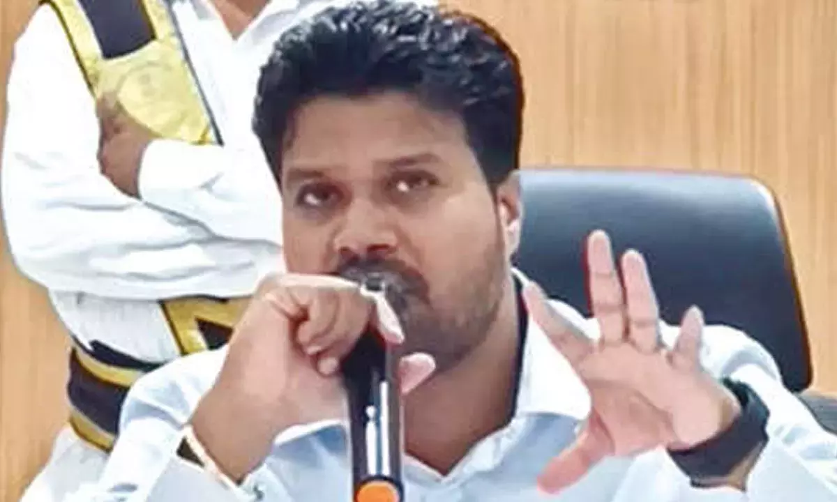 Andhra: कोनसीमा कलेक्टर ने बाढ़ तैयारी की समीक्षा की Andhra: कोनसीमा कलेक्टर ने बाढ़ तैयारी की समीक्षा की