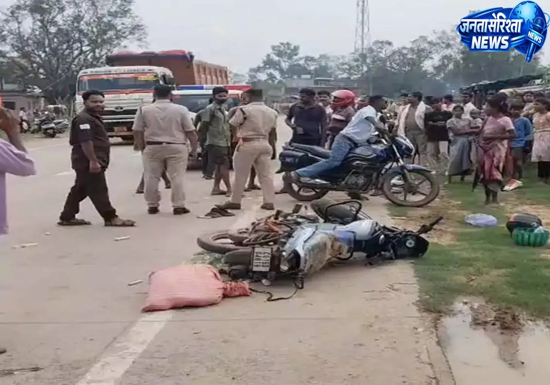 दर्दनाक सड़क हादसा, पत्नी की मौके पर मौत, पति ने दिखाई हिम्मत दर्दनाक सड़क हादसा, पत्नी की मौके पर मौत, पति ने दिखाई हिम्मत