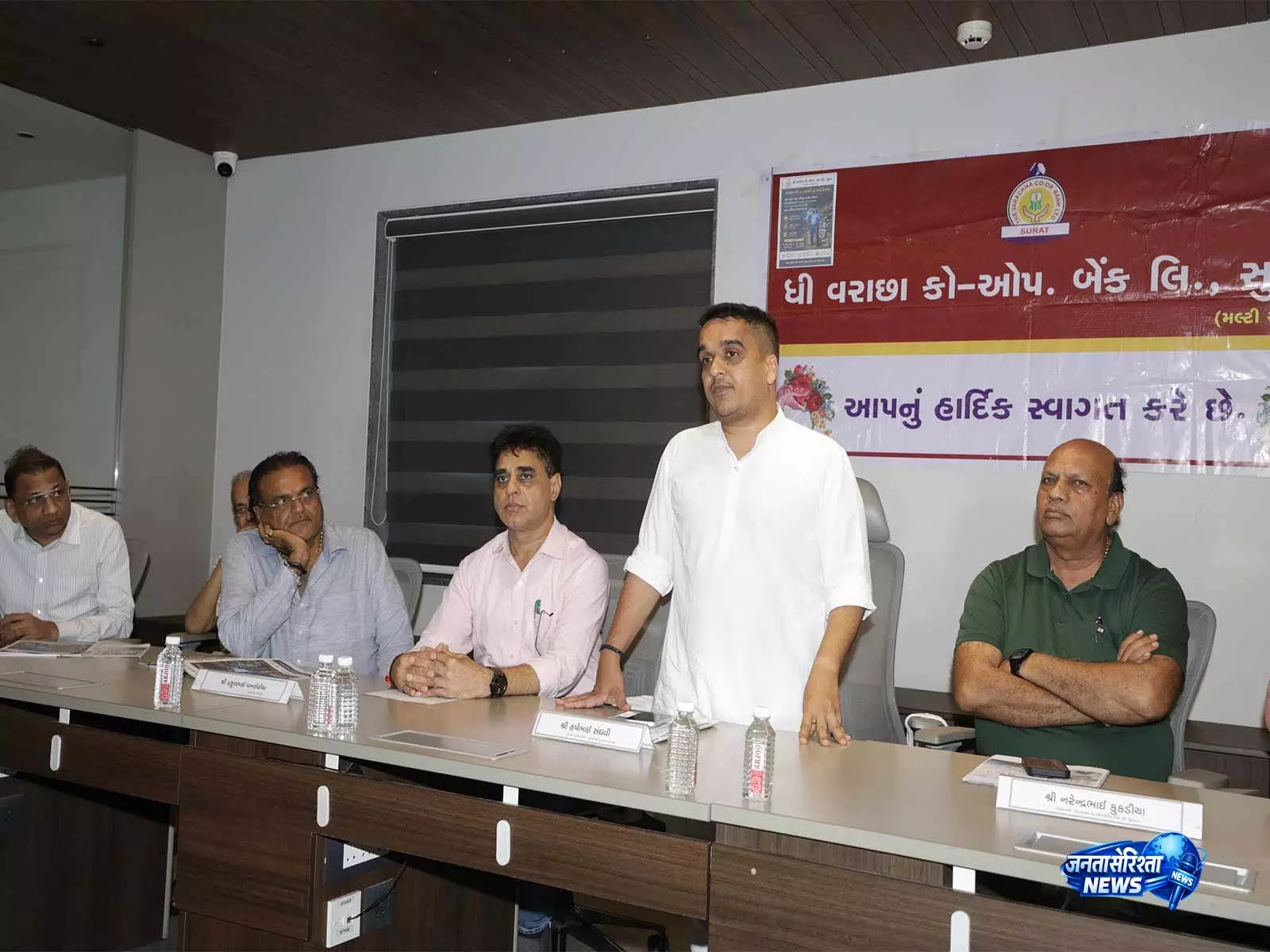 सूरत बाढ़ पीड़ितों को राहत, वराछा बैंक देगा ₹5 लाख तक का लोन सूरत बाढ़ पीड़ितों को राहत, वराछा बैंक देगा ₹5 लाख तक का लोन