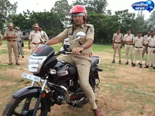 बलरामपुर पुलिस को मिली नई ताकत, एक बस और 18 मोटरसाइकिलें सेवा में शामिल बलरामपुर पुलिस को मिली नई ताकत, एक बस और 18 मोटरसाइकिलें सेवा में शामिल